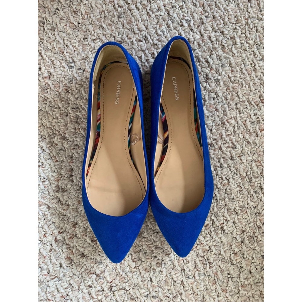 Blue pointed flats